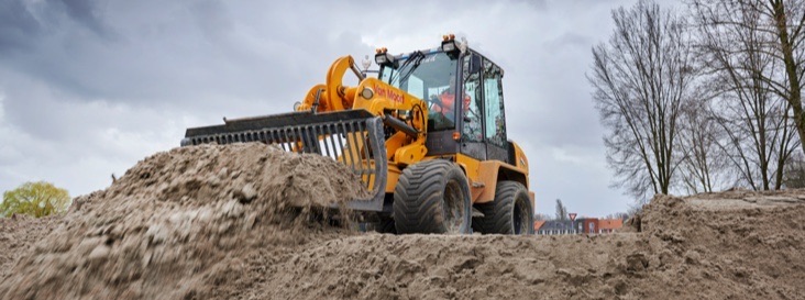 Shovel aan het werk in het zand