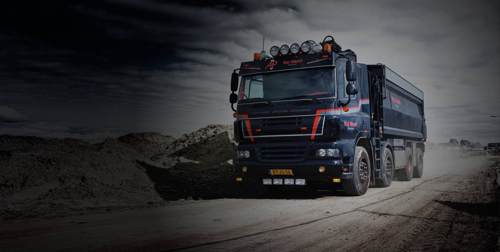 Vrachtwagen van AP van Moort in het donker