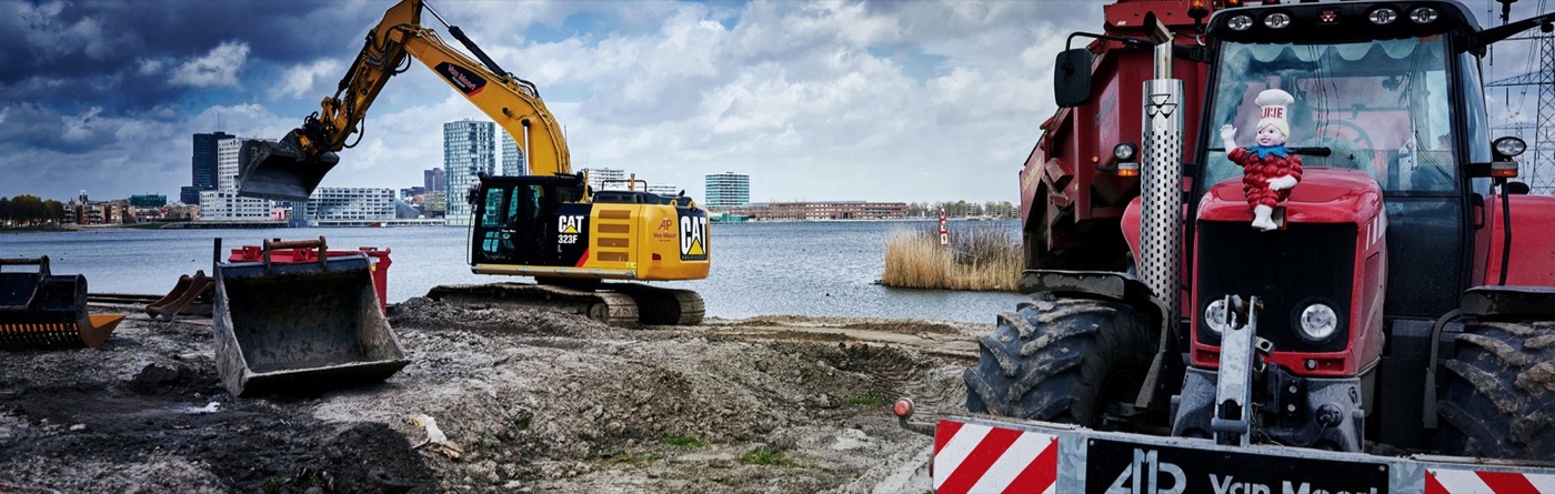Materieel van AP van Moort aan het werk
