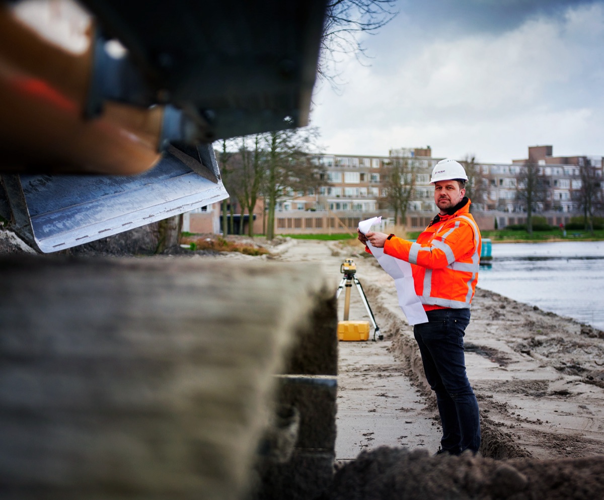 Landmeter van AP van Moort aan het werk